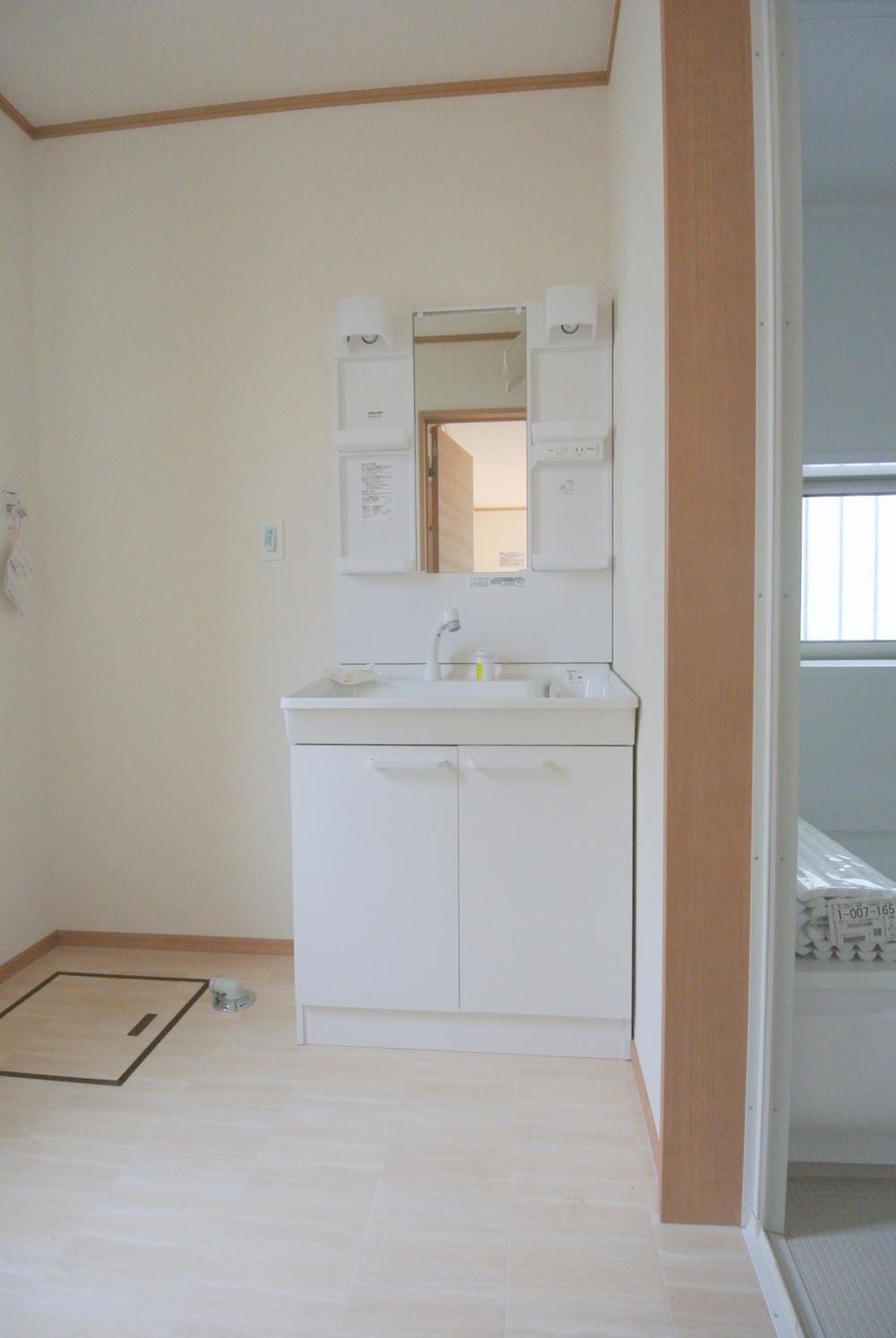 Wash basin, toilet. Seller same specifications