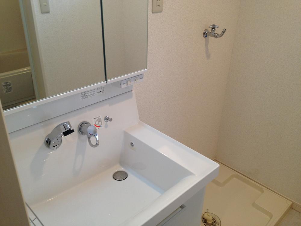 Wash basin, toilet. Indoor (12 May 2013) Shooting