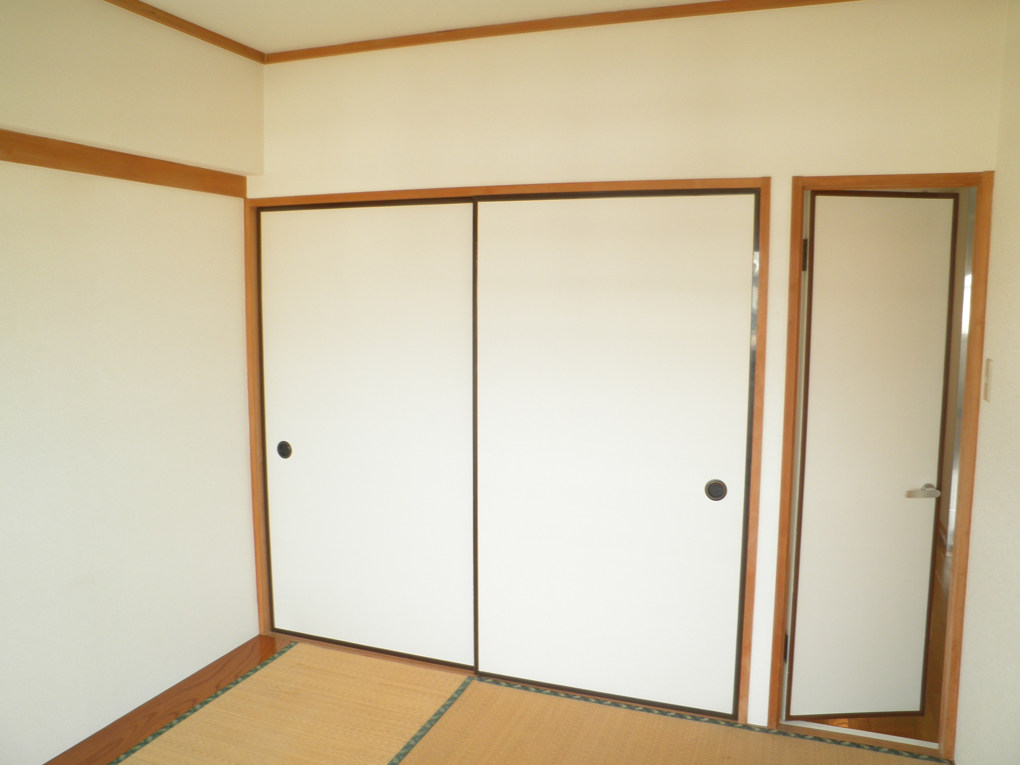 Living and room. It is the state of the Japanese-style room, which was taken from a different angle.
