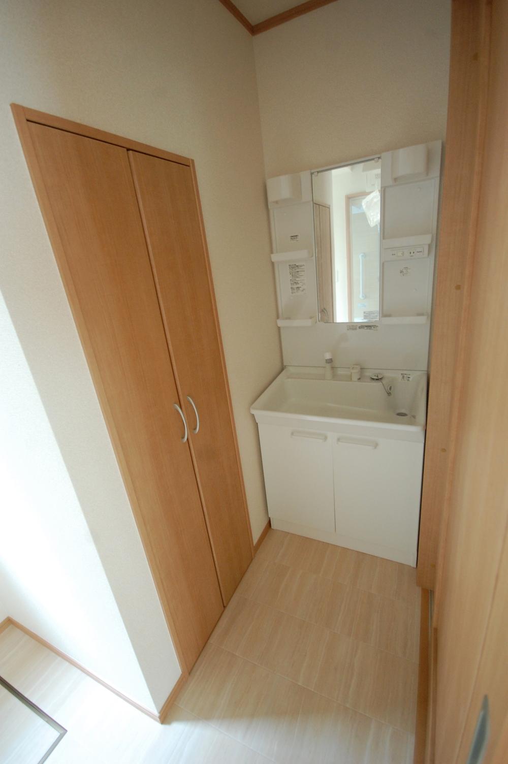 Wash basin, toilet. Selling local