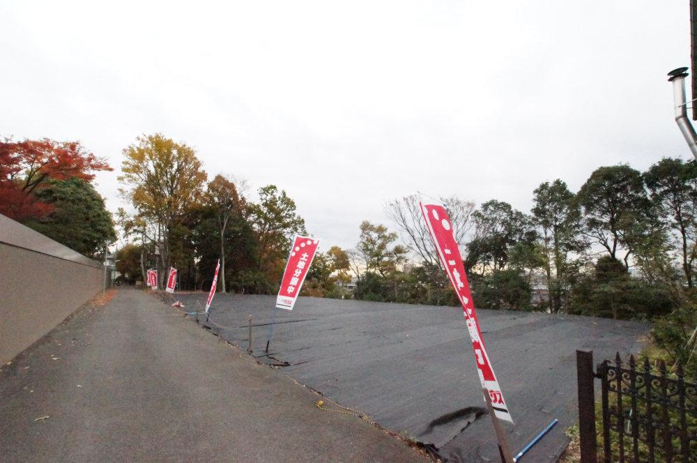 Local photos, including front road. Conditional sales areas of popular Jindaijimoto-cho, The remaining 8 compartment. Spread is a quiet landscape reminiscent of the summer resort of the villa zones and go to the local, There is a lush place where simple and elegant appearance is arranged in the Shosho. Because located on a hill, Fireworks of Chofu You can also views
