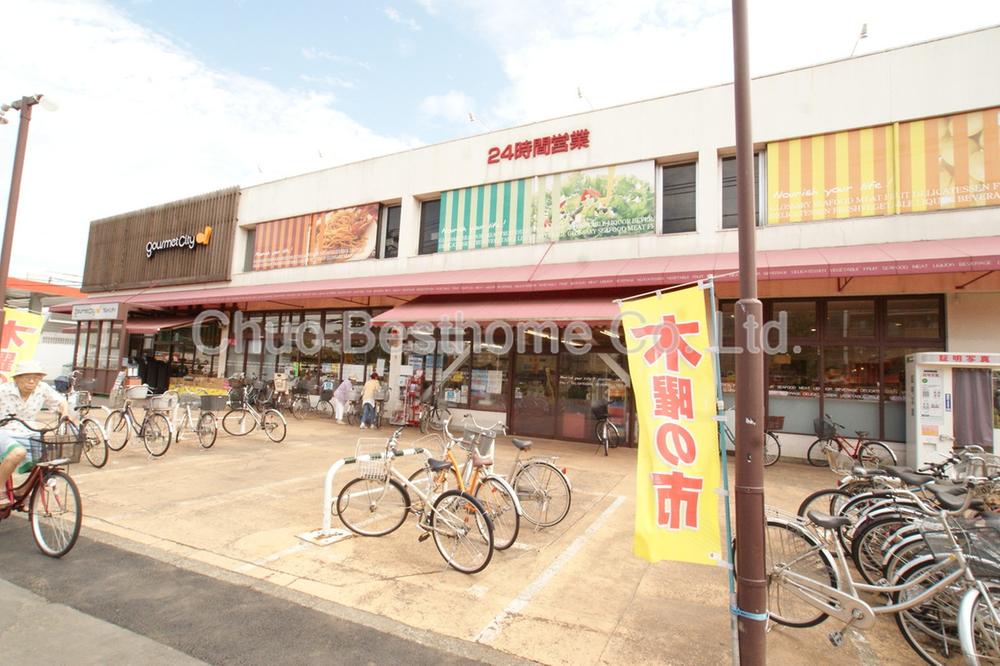 Supermarket. 1600m to Gourmet City