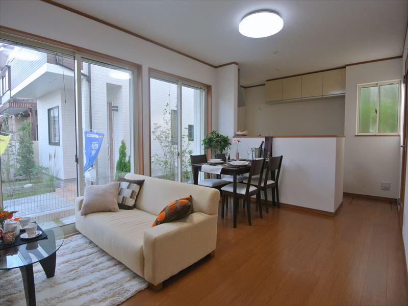 Living. Selling local