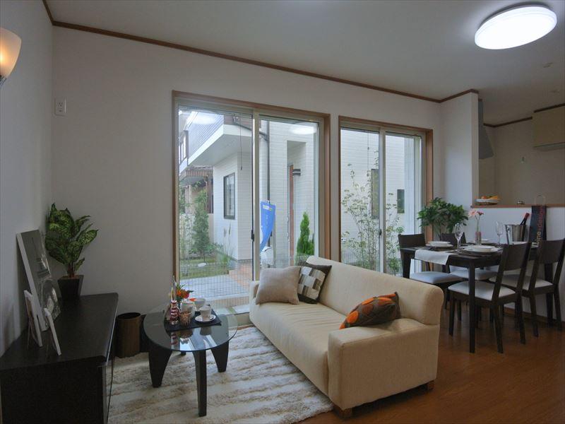 Living. Selling local