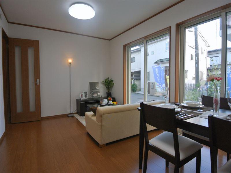 Living. Selling local