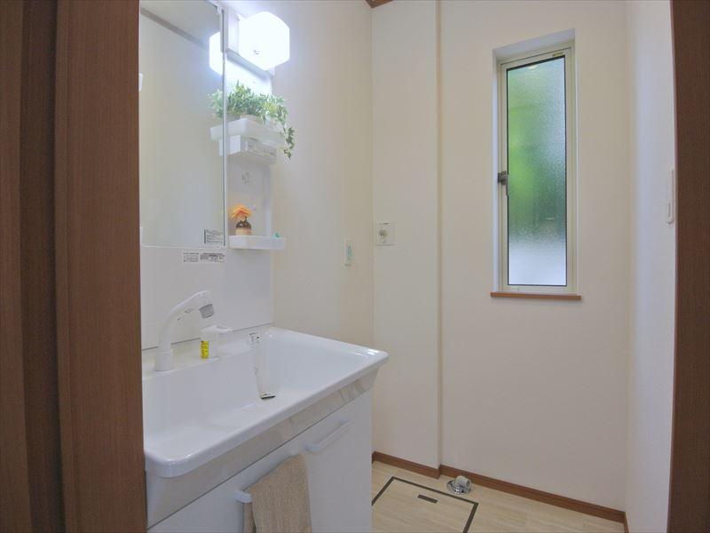 Wash basin, toilet. Selling local