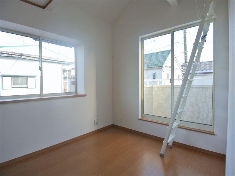 Non-living room. Selling local