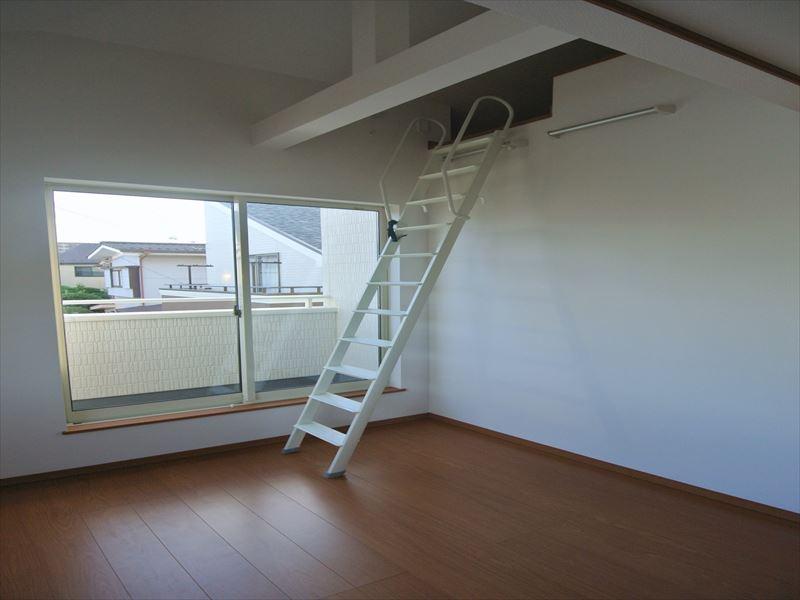 Non-living room. Selling local