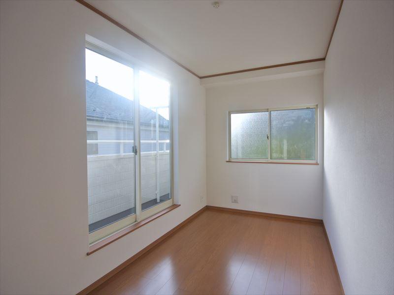 Non-living room. Selling local