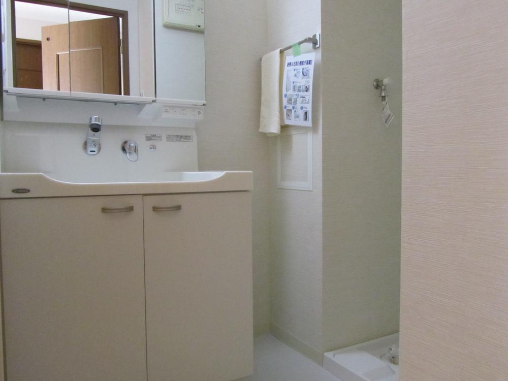 Wash basin, toilet. Indoor (12 May 2013) Shooting
