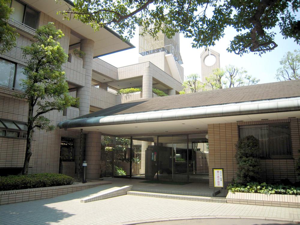 lobby. Entrance (August 2013 shooting)