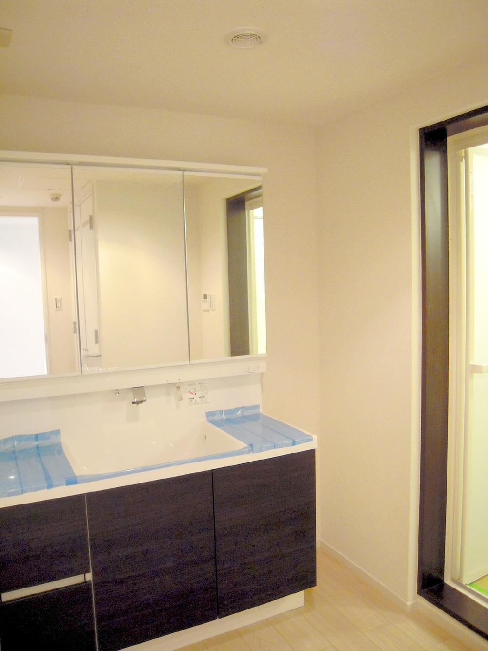 Wash basin, toilet. Wash room (August 2013) Shooting