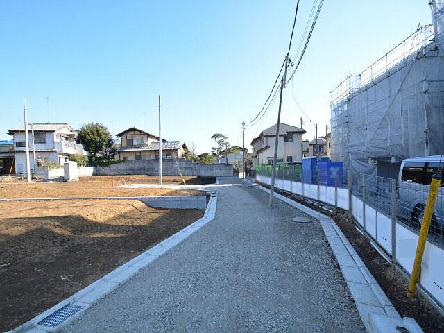 Local photos, including front road. 2-chome, contact road situation Chofu Jindaijimoto cho