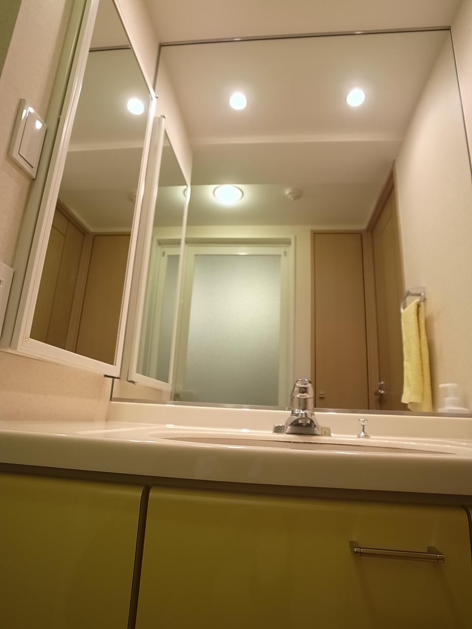Wash basin, toilet. Indoor (12 May 2013) Shooting
