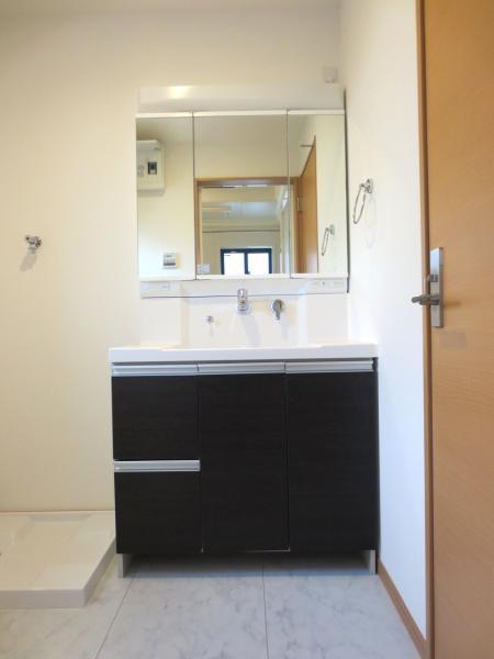 Wash basin, toilet. (Wash basin)