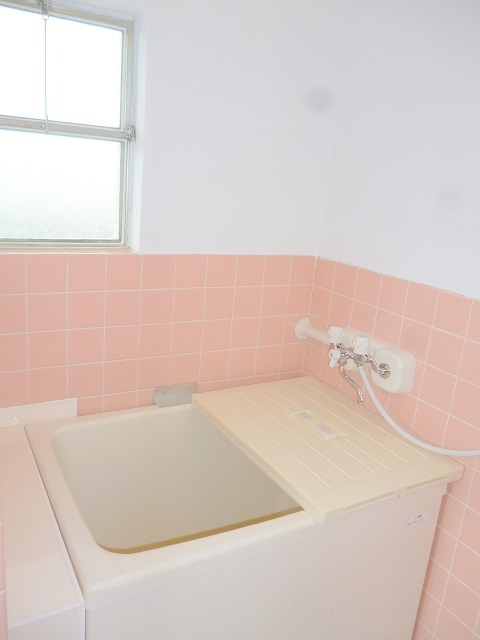 Bath. With window Bathroom