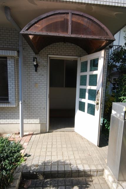 Entrance. January 2014 is the new interior renovation plan ( ※ Published photograph is a thing of all 2013 November 18, 2008)