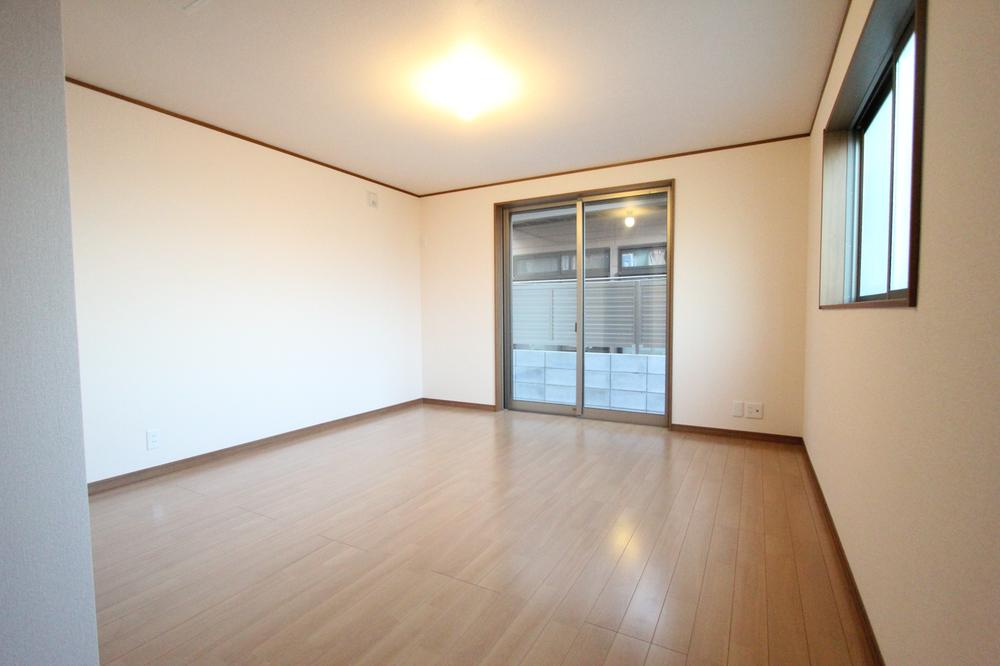 Non-living room. 9 Pledge of closet. Please as the main bedroom.