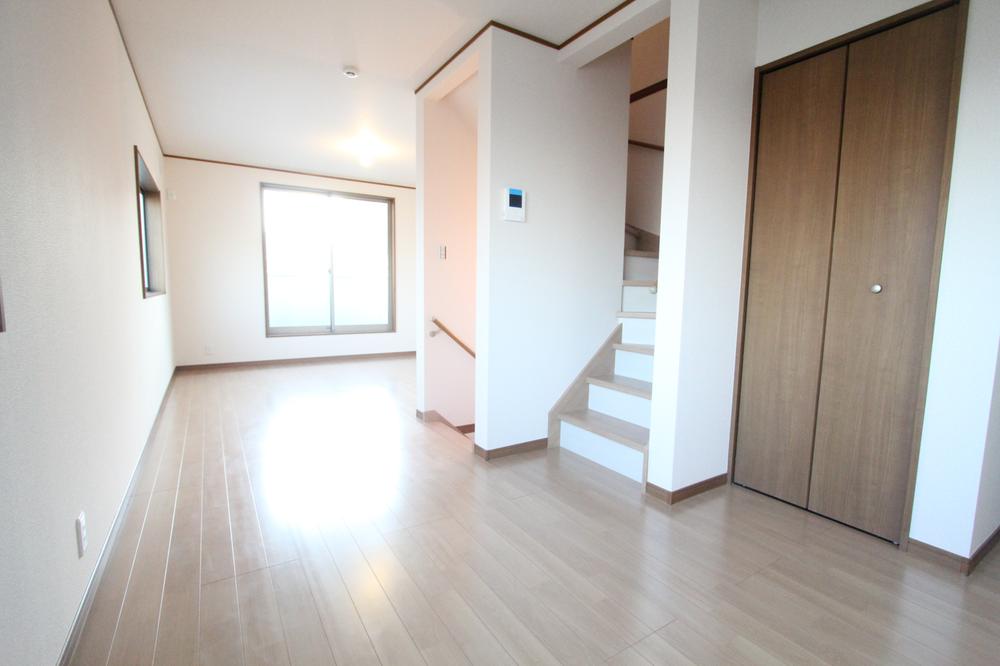 Living. Wide LDK 18 Pledge! Easy-to-use floor plans have divided the living room and dining kitchen.