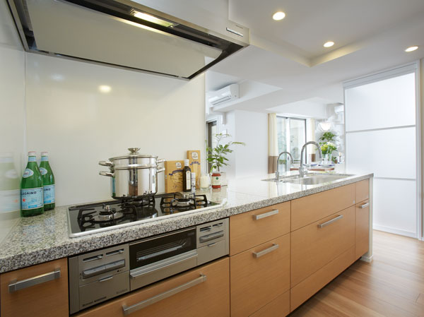 Kitchen.  [kitchen] Use the natural stone to tailor the elegant kitchen countertop. Not only appearance, It is easy to clean. Also, Adopt a hard enamel panel moon dirt and scratches around the stove. It is also possible to use a magnet accessories.