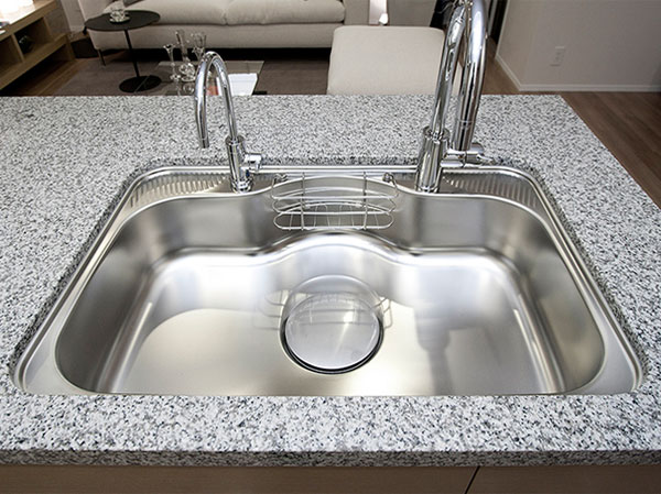 Kitchen.  [Quiet wide sink] A large pot was also adopted easy to wash wide sink. It is silent type to mitigate such as water splashing sound.