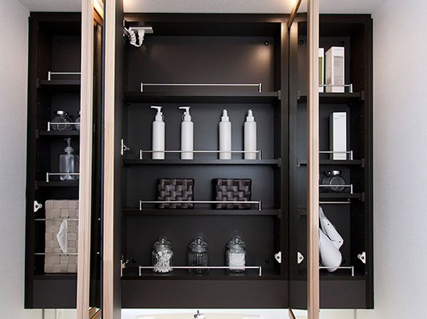 Bathing-wash room.  [Three-sided mirror back storage] A wide variety of toiletries to put away easy, respectively, It offers a fine-grained storage.