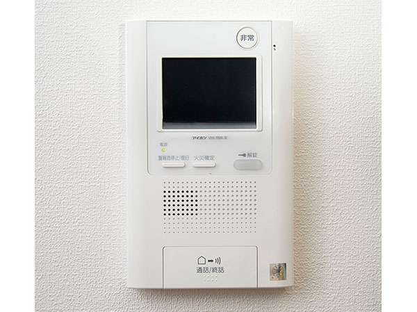 Security.  [Color TV monitor with intercom] You can see the entrance of visitors in the voice and image, Adopt a color TV monitor with intercom. You can shut out in advance of the visit of a suspicious person. (Same specifications)