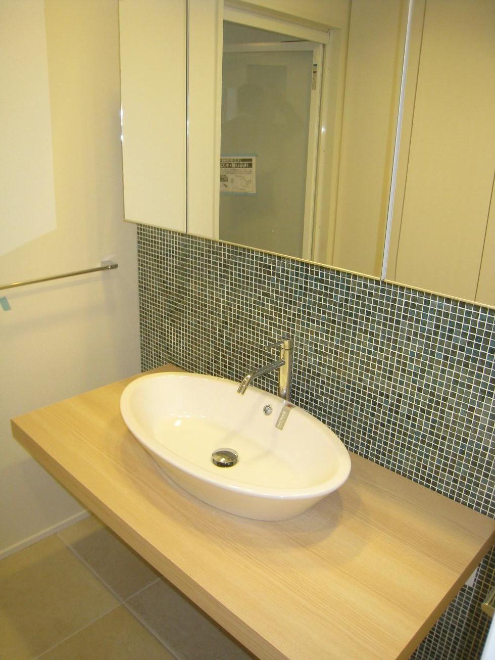 Wash basin, toilet. Indoor (10 May 2013) Shooting