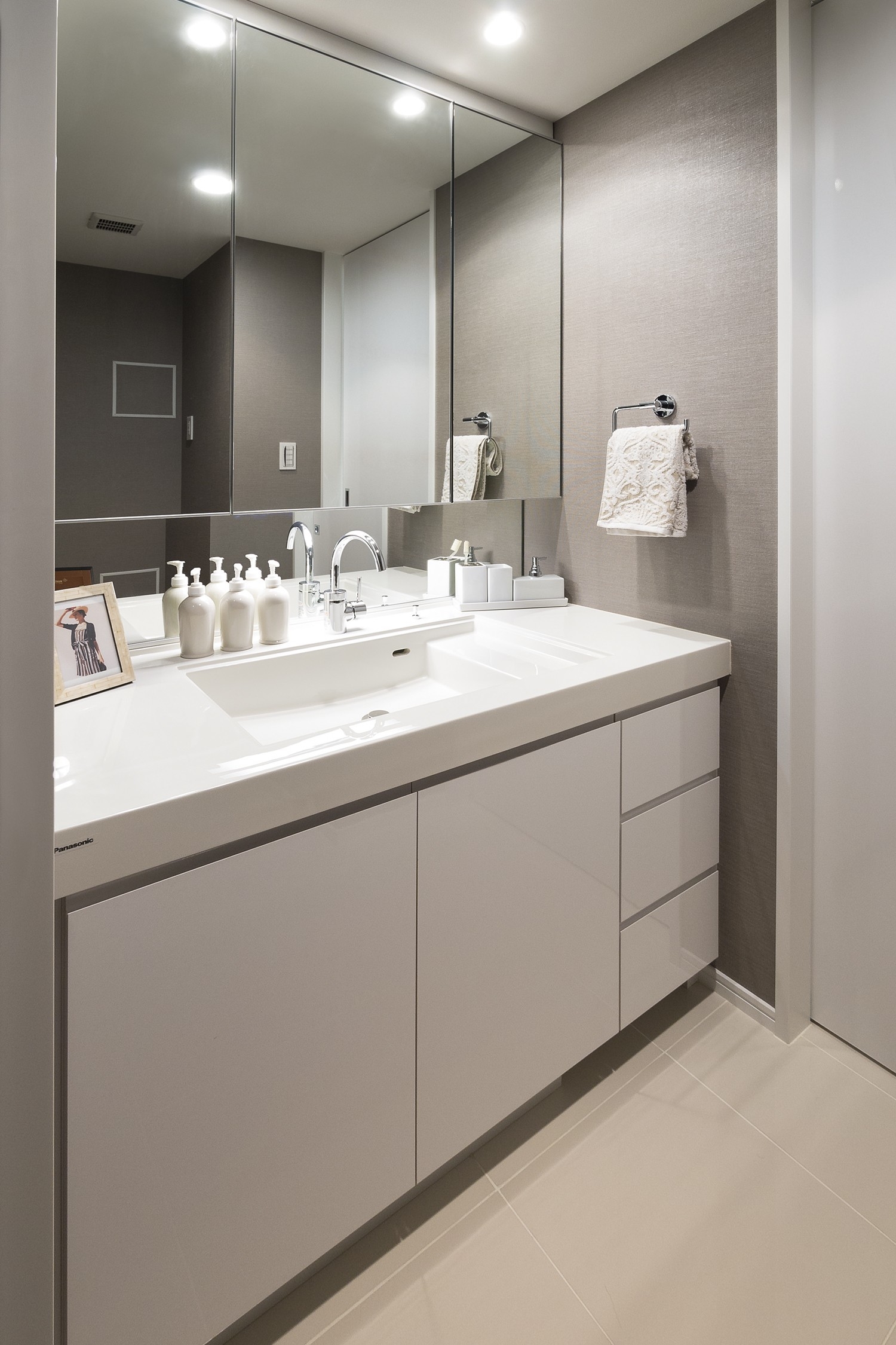 Powder room which arranged the linen cabinet