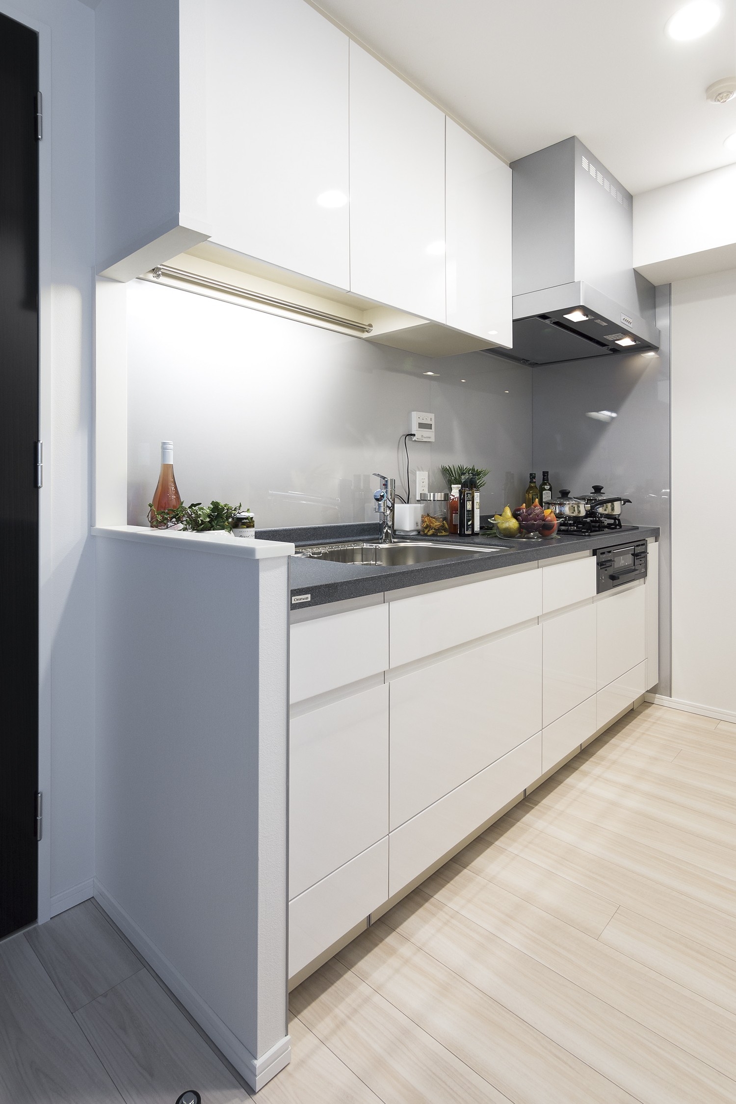 Kitchen which arranged the cupboard on the back