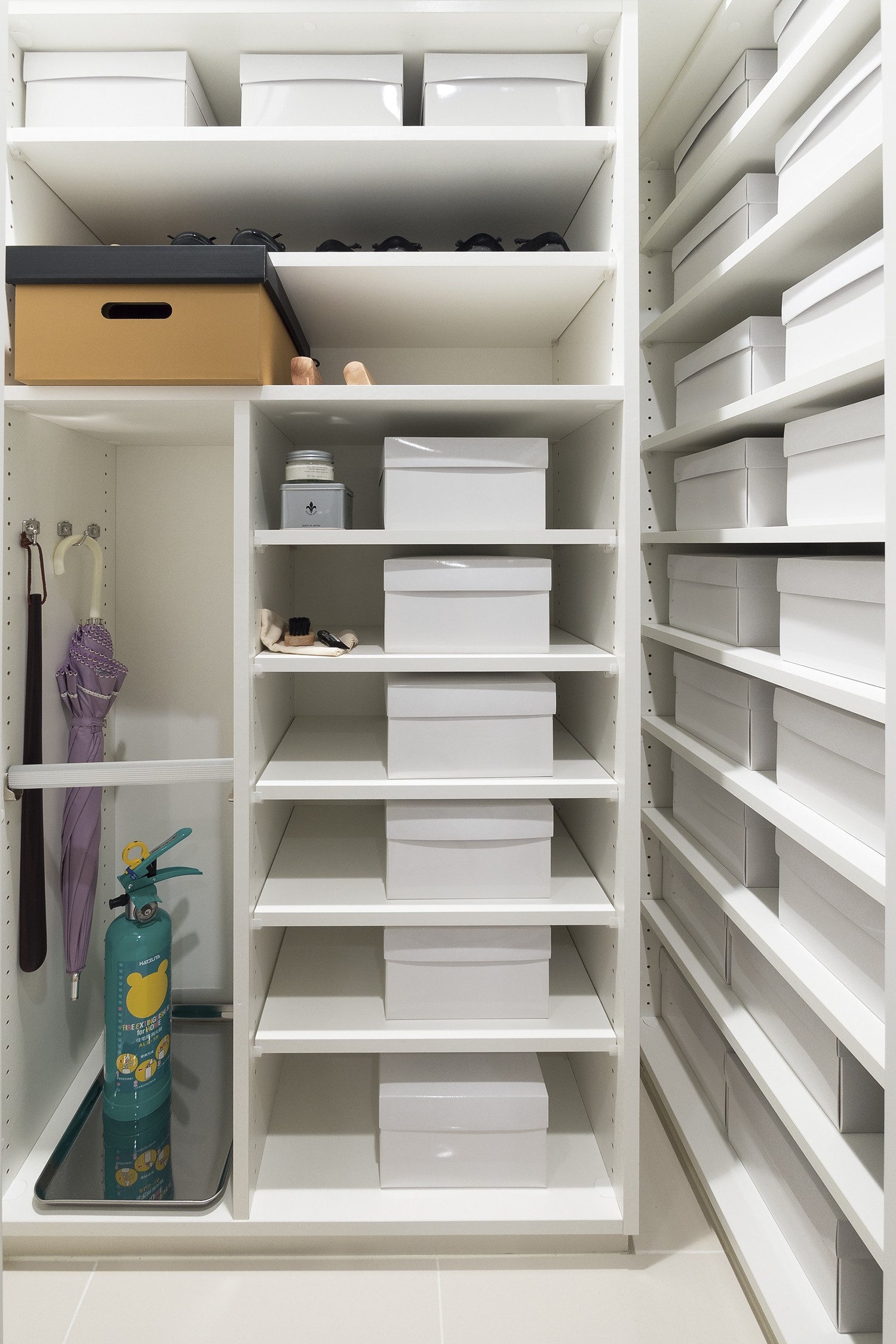 Directions to the model room (a word from the person in charge)