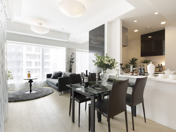 Living.  [living ・ dining] From near the floor-to-ceiling near, It directs space dynamic panoramic window with a feeling of opening with a window on one wall. As if through a high sash such as screen, And the overwhelming sense of openness to bring a sense of unity with the sky, Field of view can be enjoyed exceptionally wide dynamic views that spread to (direct Sky view).  ※ Except for the second floor E type (building in the model room B type ※ May 2013 shooting)