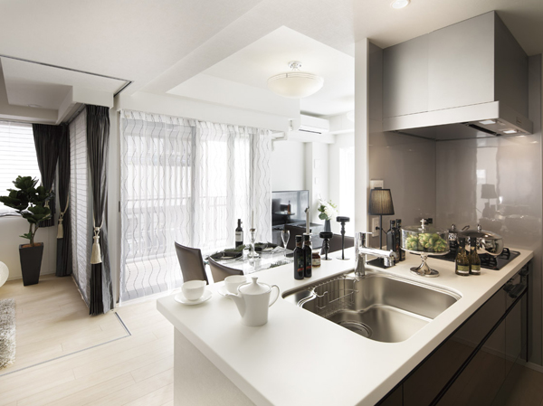 Living.  [living ・ dining ・ kitchen] From LD and an open kitchen with a sense of unity, living ・ Overlooking the dining. (It is less than or equal to 2 points, Building in the model room B type ※ May 2013 shooting)