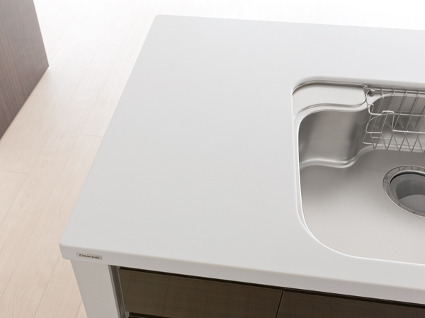 Kitchen.  [Artificial marble countertops] The counter top, beautifully, Also adopted an easy artificial marble maintenance. Flat face-to-face counter, Since the difference in level and there is a wide depth of up to about 900mm without, Smoothly without lifting also temporarily placed in front of the dish to serving. You can also enjoy dishes from the face-to-face side together. By not providing the hanging cupboard, Spread is bright and airy, You can also enjoy hearthstone of the family while the housework.  ※ B ・ D ・ E type only