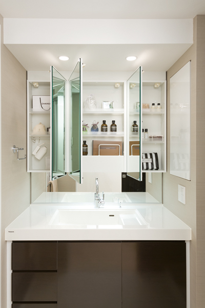 Bathing-wash room.  [Three-sided mirror with vanity (with hand lighting)] It has adopted a three-sided vanity with a mirror with the combined three-sided mirror under mirror for children's eyes. Ensure the storage rack on the back side of the three-sided mirror. You can organize clutter, such as skin care and hair care products. Also storage rack is clean and maintain because it is clean and remove.