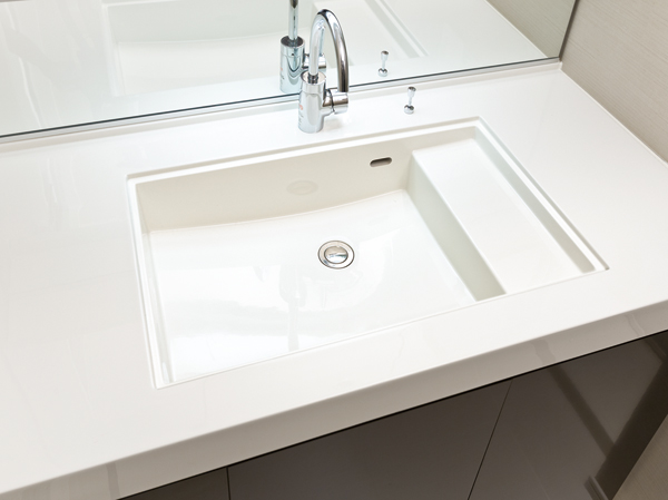 Bathing-wash room.  [Artificial marble of step with integrated bowl] Artificial marble basin bowl rich in interior and functionality. Within the wash bowl, It was provided with a space that put wet cups and soap, etc.. Keep the counter clean, Saving you the hassle of cleaning.
