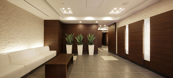 Features of the building.  [entrance] Ashirai marble mosaic tone based on the wall of woodgrain, Entrance Hall of adopting the light walls and indirect lighting in some, With is full of Yingbin space elegance, Air conditioning ※ It has become a well-equipped comfortable space. Also, Adopted Oriage ceiling, Is unified space with magnificent aesthetics, Pick up gently for visitors.  ※ Since the air conditioning equipment such as the entrance hall of the season and the time zone limited movement, Not running at all times.