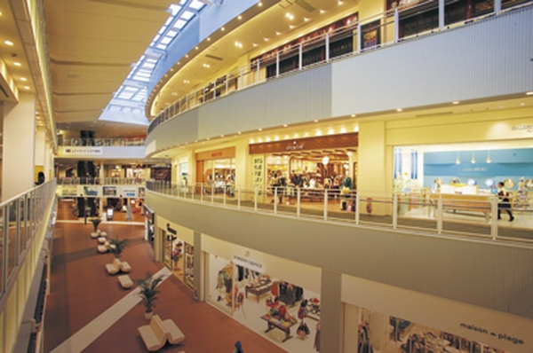 Building structure. LaLaport Toyosu (1490m) about 8 minutes on a bicycle