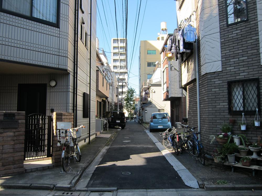 Local photos, including front road. Local (11 May 2013) Shooting