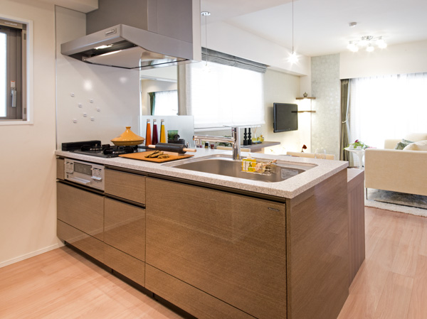 Kitchen.  [kitchen] The counter top in the kitchen, In addition to the beauty of the look, Water resistance is high and care has been adopted also easy to artificial marble.