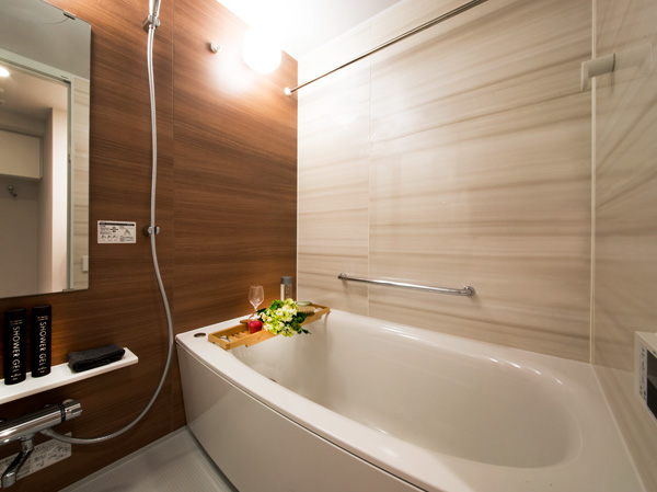 Bathing-wash room.  [Bathroom] Adopt an arcuate tub of lines, such as flowing bathtub. We spend a relaxing bath time can soak in the tub and relax. Also, Look at the clean side-by-side like finishing a block of stone also beautiful flag stone floor. Difficult slippery dry, Also easily can clean to further stain-resistant.