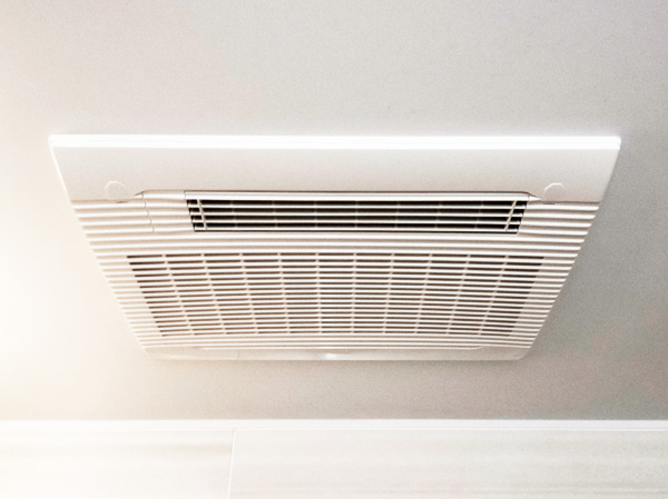 Bathing-wash room.  [Bathroom ventilation heating dryer to help at the time of rainy weather] Not only the bath of ventilatory function, The rainy weather has established the bathroom dryer can also dry clothes.