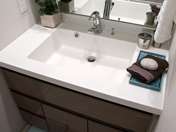Bathing-wash room.  [Care of easy artificial marble bowl-integrated top board] In a clean white keynote, Cleaning was also adopted a comfortable artificial marble of the bowl-integrated top board.