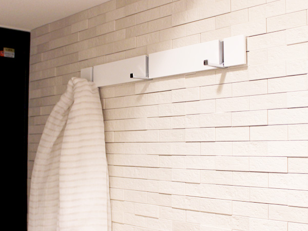 Interior.  [Blind hook] We established the stylish blind hook to the front door of the wall. Go out or when you go home at the time in a bag or coat, It is useful to put small items, etc.. (that's all, Posted photos Togai model Room C type menu plan ※ Some including option (paid ・ Application deadline Yes))