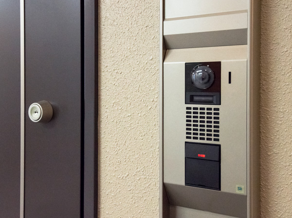 Security.  [Installing the intercom with a camera before dwelling unit entrance] A camera that can see the visitor, In addition to the main entrance also installed in front of the entrance of each dwelling unit. To reduce the trouble of any chance of a suspicious person, Has been improved crime prevention. (Same specifications)