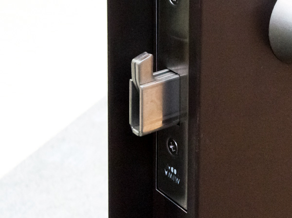 Security.  [Dead lock with sickle] Exert a strong crime prevention effect against prying the door using such bar has adopted a sickle-type dead bolt. (Same specifications)