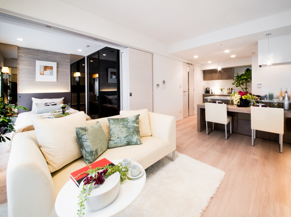 Room and equipment. Planning of the dwelling to be a corner dwelling unit center. that is, Is a testament to the plan by the two-sided lighting living is substantial. Precisely because space stand out the brightness and airy, Interior also more freely. While pursuing the comfort, You can enjoy a bright and relaxed space development.  (living ・ dining / Building outside the model Room C type menu plan ※ Some including option (paid ・ Application deadline Yes))