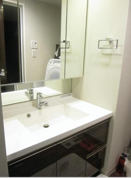 Wash basin, toilet. Indoor (11 May 2013) Shooting