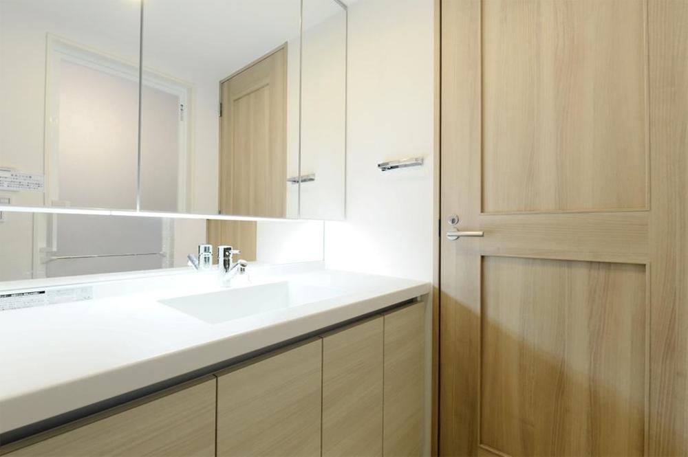 Wash basin, toilet. Indoor (11 May 2013) Shooting