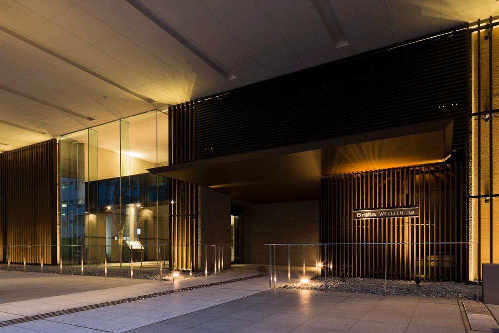 Entrance. Coach entrance that can get in and out of the car without getting wet in the rain